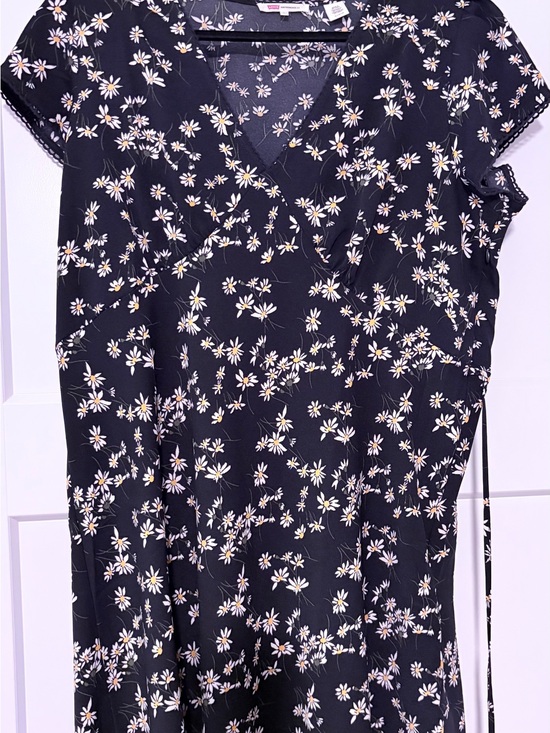 Levi's Dresses & Skirts - Levi's Navy Floral babydoll Dress with White and Yellow Daisies